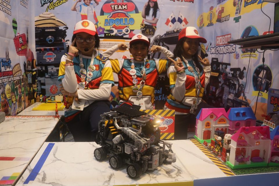ApolloKids Figura de 3 estudiantes mostrando un robot